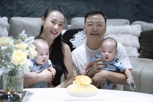 Phuong Oanh Celebrates Special Occasion with Unique Gift from Shark Binh - image 4