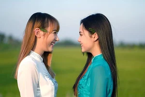 Thai Influencer Goes Viral with Elegant Vietnamese Ao Dai Photoshoot - image 0