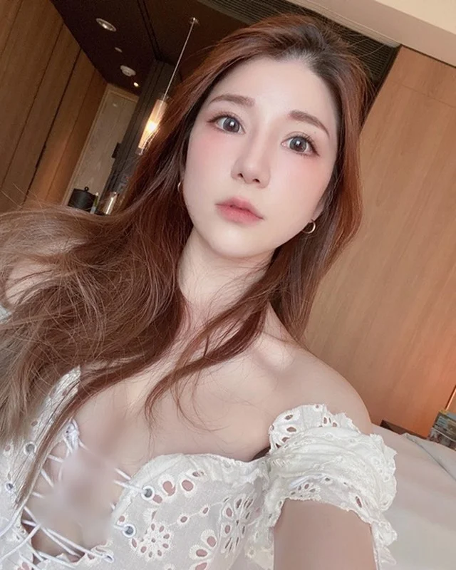 Modern Beauty Standards and the Rise of Digital Influencers in the Fashion Industry