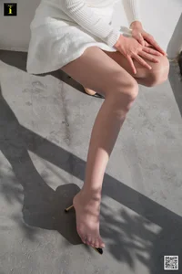 IESS Monochrome Rhythm: Qiu Qiu’s Black, White, and Grey Elegance - image 14