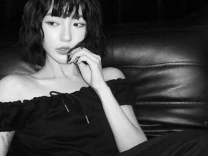 Bâu Krysie stuns with a bold short hairstyle and captivating beauty in new look - image 8