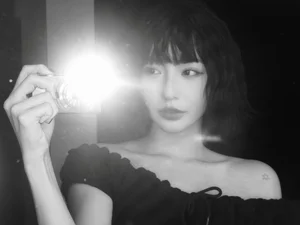 Bâu Krysie stuns with a bold short hairstyle and captivating beauty in new look - image 1