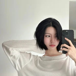 Bâu Krysie stuns with a bold short hairstyle and captivating beauty in new look - image 2