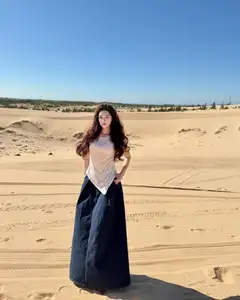 Karty Chang: Dien Bien Hot Girl Shines Bright Amidst Desert Dunes - image 8