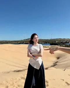 Karty Chang: Dien Bien Hot Girl Shines Bright Amidst Desert Dunes - image 5