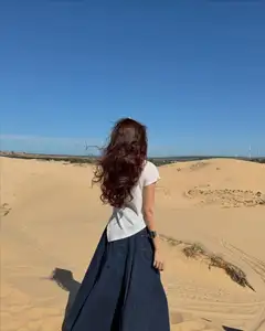 Karty Chang: Dien Bien Hot Girl Shines Bright Amidst Desert Dunes - image 0