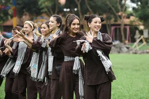Western Beauty Embraces Tradition: The Charm of the Vietnamese Ao Ba Ba - image 2
