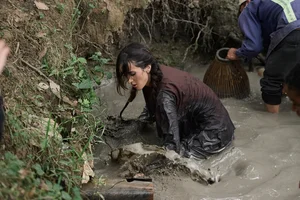 Western Beauty Embraces Tradition: The Charm of the Vietnamese Ao Ba Ba - image 4