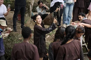 Western Beauty Embraces Tradition: The Charm of the Vietnamese Ao Ba Ba - image 3
