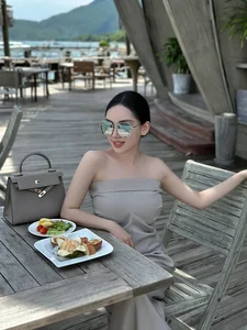 The Radiant Beauty of the Mountain Town Influencer and Her Fashion Evolution - image 7