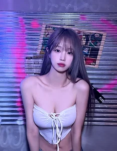 The Micro-Top Trend: Exploring Korea's Boldest Summer Fashion Movement - image 1