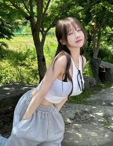 The Micro-Top Trend: Exploring Korea's Boldest Summer Fashion Movement - image 2