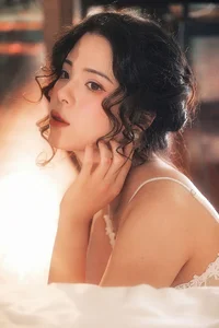 Cinematic Muse: The Timeless Elegance of Yi Zhi Qian Qian - image 2