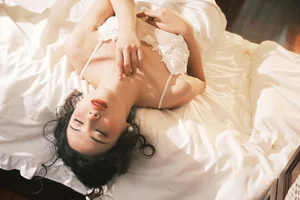 Cinematic Muse: The Timeless Elegance of Yi Zhi Qian Qian - image 1