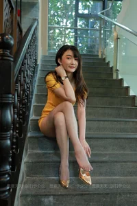 IESS Leg Model Qiu Qiu: Elegant Long Yellow Dress and Silk - image 6