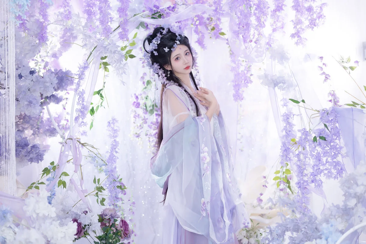 YiTuYu Vol.7350: Capturing the Spirit of Qi Luo Sheng De Xiao Su Su