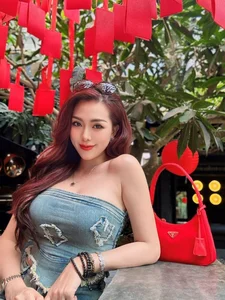 Mai Tho: How This Iconic Mother of Two Maintains Her Stunning Glamour and Fitness - image 9
