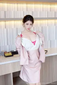 Captivating Secretary Yi Tian Tian: Modern Office Elegance - XiuRen No.10728 - image 0