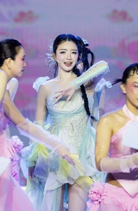 Bích Phương Live Performance Highlights: Stunning Stage Fashion and V-Pop Vibes from the Acclaimed Vietnamese Pop Sensation - image 1