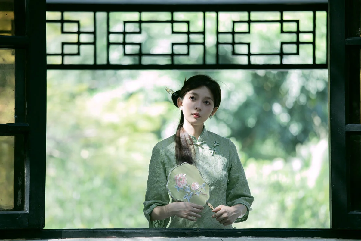 Elegant Modern Cheongsam Fashion by Qu Qi: YiTuYu Art Language Vol.9352 - A Stunning Collection of Fresh Qipao Style and Artistic Photography
