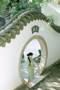 Elegant Modern Cheongsam Fashion by Qu Qi: YiTuYu Art Language Vol.9352 - A Stunning Collection of Fresh Qipao Style and Artistic Photography - image 1