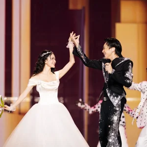 The Beautiful 'Fangirl' Spotted Alongside Soobin Hoang Son - image 2