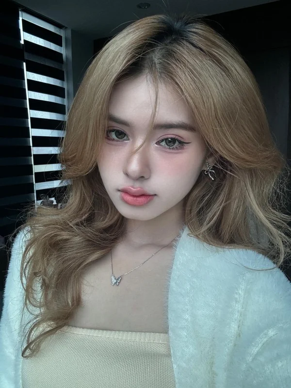 Enchanting Charm: The Captivating Beauty of the Nghe An Hot Girl