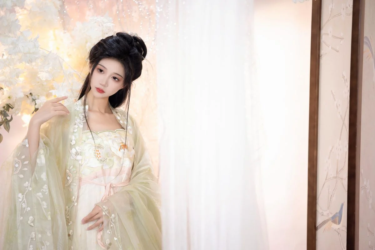 Elegant Portrait Photography: YiTuYu Art Language Vol.4143 Featuring Qi Luo Sheng De Xiao Su Su