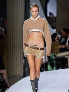 Blackpink Lisa’s Bold Fashion Statement: The Controversial Look Breaking the Internet - image 6