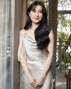 Elegant Performance by Bí Đỏ at the National Concert: A Display of Aristocratic Grace and Talent - image 2
