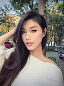 Dang Thu Huyen: Former Volleyball Beauty Queen Flaunts Flawless Beauty in Off-Shoulder Top - image 5
