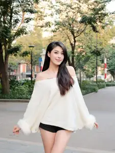 Dang Thu Huyen: Former Volleyball Beauty Queen Flaunts Flawless Beauty in Off-Shoulder Top - image 1