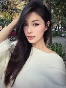 Dang Thu Huyen: Former Volleyball Beauty Queen Flaunts Flawless Beauty in Off-Shoulder Top - image 4