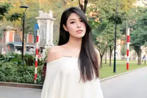 Dang Thu Huyen: Former Volleyball Beauty Queen Flaunts Flawless Beauty in Off-Shoulder Top - image 6