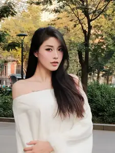 Dang Thu Huyen: Former Volleyball Beauty Queen Flaunts Flawless Beauty in Off-Shoulder Top - image 7