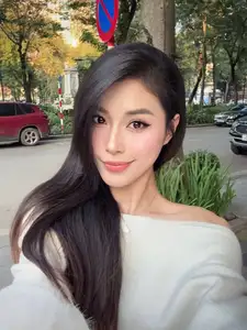 Dang Thu Huyen: Former Volleyball Beauty Queen Flaunts Flawless Beauty in Off-Shoulder Top - image 2