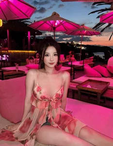 Elegant Chinese Beauty Trends: Radiant Skin and Bold Modern Fashion Statements from the East - image 8