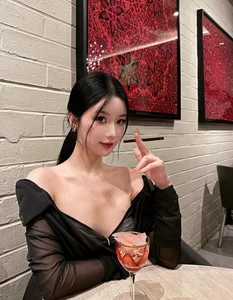 Elegant Chinese Beauty Trends: Radiant Skin and Bold Modern Fashion Statements from the East - image 2