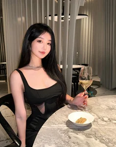 Elegant Chinese Beauty Trends: Radiant Skin and Bold Modern Fashion Statements from the East - image 10