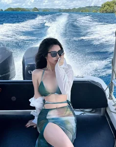 Elegant Chinese Beauty Trends: Radiant Skin and Bold Modern Fashion Statements from the East - image 3