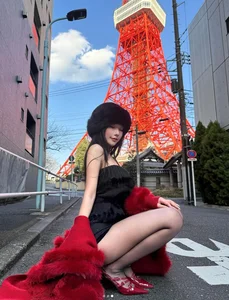Elegant Chinese Beauty Trends: Radiant Skin and Bold Modern Fashion Statements from the East - image 1