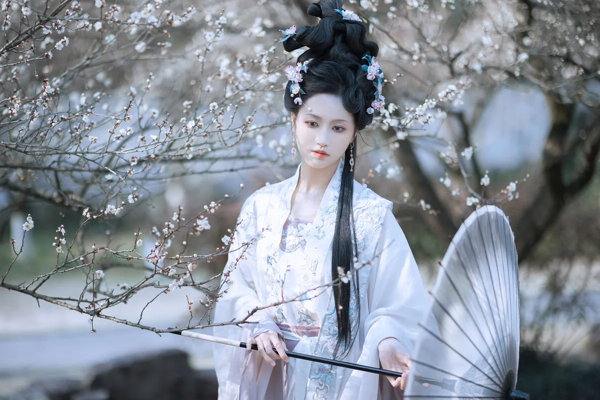 Artistic Visuals in YiTuYu Art Language Vol.7747: A Spotlight on Mu Er Dong Le