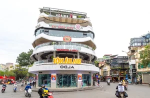 Exploring the Unique Architecture of Hanoi’s Iconic 'Shark’s Jaw' Building Before Its Demolition - image 9