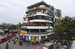 Exploring the Unique Architecture of Hanoi’s Iconic 'Shark’s Jaw' Building Before Its Demolition - image 0