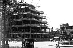Exploring the Unique Architecture of Hanoi’s Iconic 'Shark’s Jaw' Building Before Its Demolition - image 4