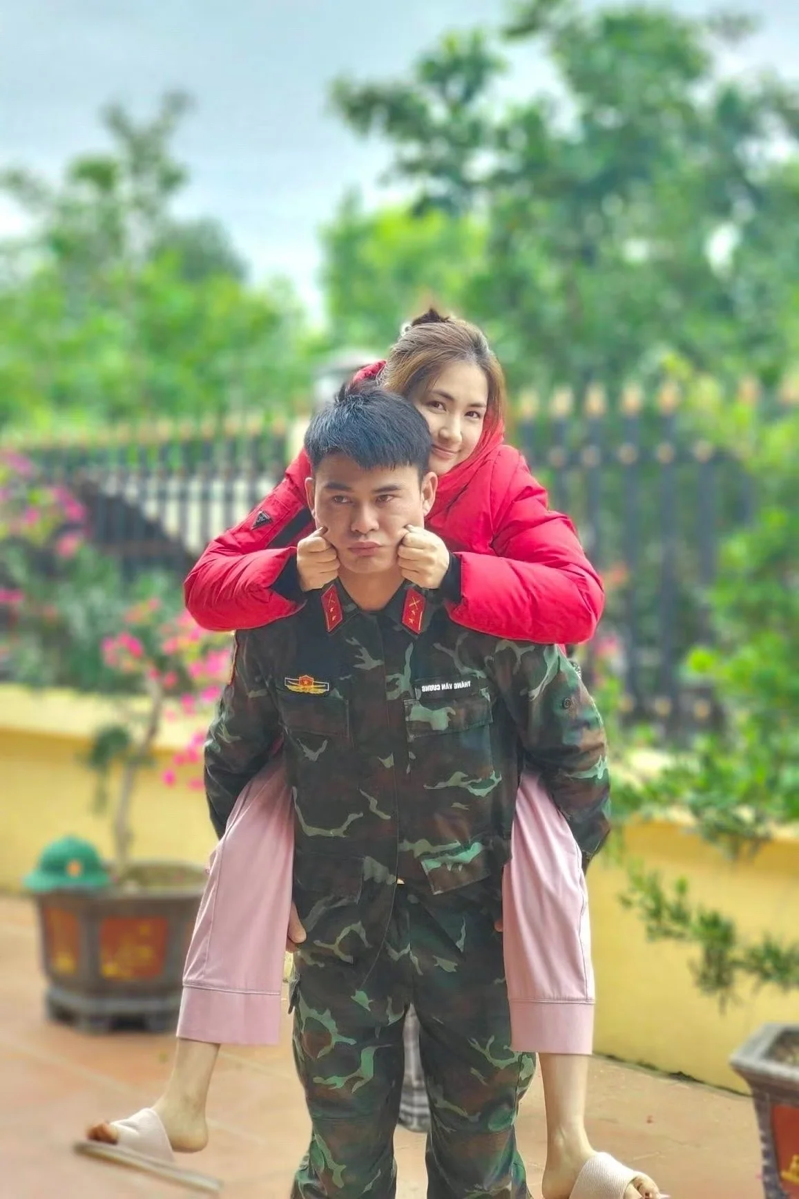 Hòa Minzy and Baby Bo’s Heartwarming Family Trip to the Historic City of Huế: Capturing Sweet Moments in Traditional Vietnamese Attire