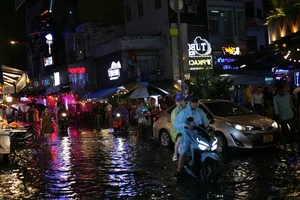 Exploring Ho Chi Minh City in the Rain: Locals and Tourists Embrace the Weekend Despite Stormy Weather - image 7