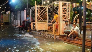 Exploring Ho Chi Minh City in the Rain: Locals and Tourists Embrace the Weekend Despite Stormy Weather - image 14