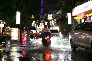 Exploring Ho Chi Minh City in the Rain: Locals and Tourists Embrace the Weekend Despite Stormy Weather - image 25