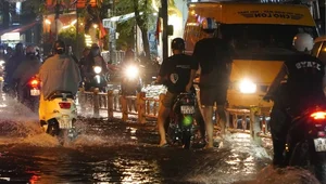 Exploring Ho Chi Minh City in the Rain: Locals and Tourists Embrace the Weekend Despite Stormy Weather - image 19